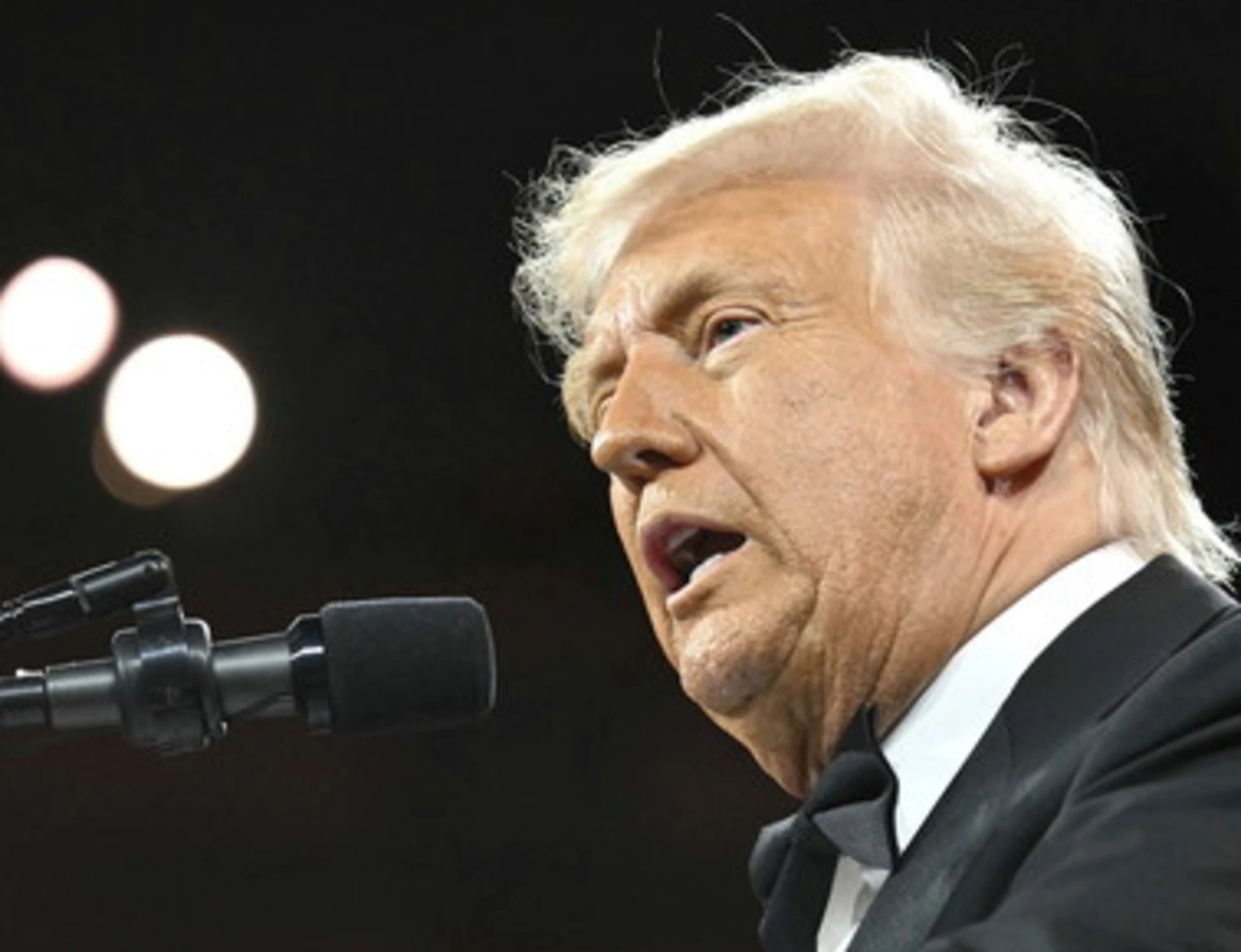 Dazi, Trump: "MI chiamano e mi baciano il c**o"