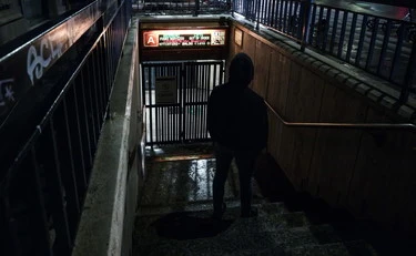 Roma, africano palpeggia minorenne in metro: arrestato, tradito dalla maglia della Lazio