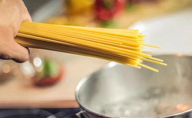 Pasta? "Ecco come si cuoce": l'agghiacciante ricetta della food blogger