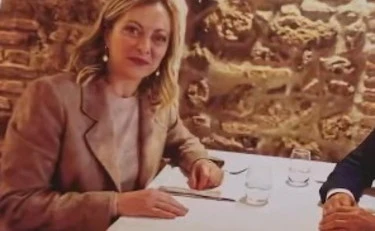 Meloni, clamoroso endorsement: "La rispetto, ha fatto una cosa importante". Chi spunta nella foto