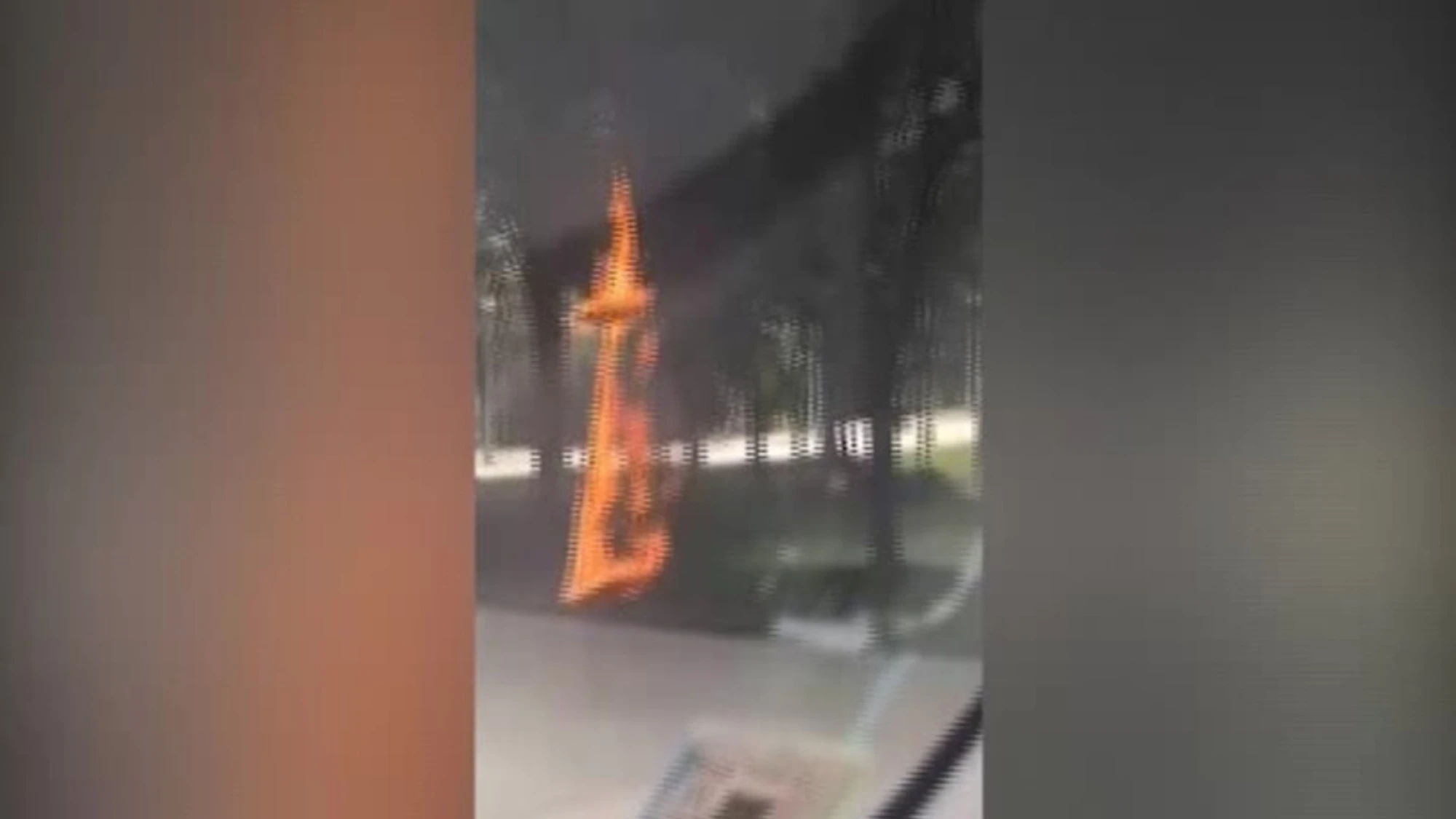 Una croce in fiamme in un parco di Chicago