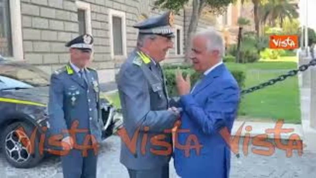 Piantedosi visita sale operative Carabinieri e Guardia di Finanza