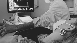 Chiara Ferragni, ecografia con Fedez. Selvaggia Lucarelli, la testimone: "Sono passati davanti a me...". Favoriti perché vip?