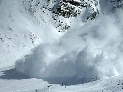 Valanga in Val d'Aosta, morto uno sciatore I soccorsi cercano ancora un'altra persona