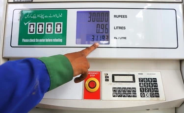 Hormuz, Trump cambia tutto: "Niente pedaggio del 20%, accordi di investimento con i Paesi del golfo"