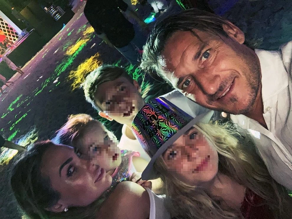 Ilary Blasi e Francesco Totti in fuga dai paparazzi: quest'anno in vacanza alle Maldive con la famiglia