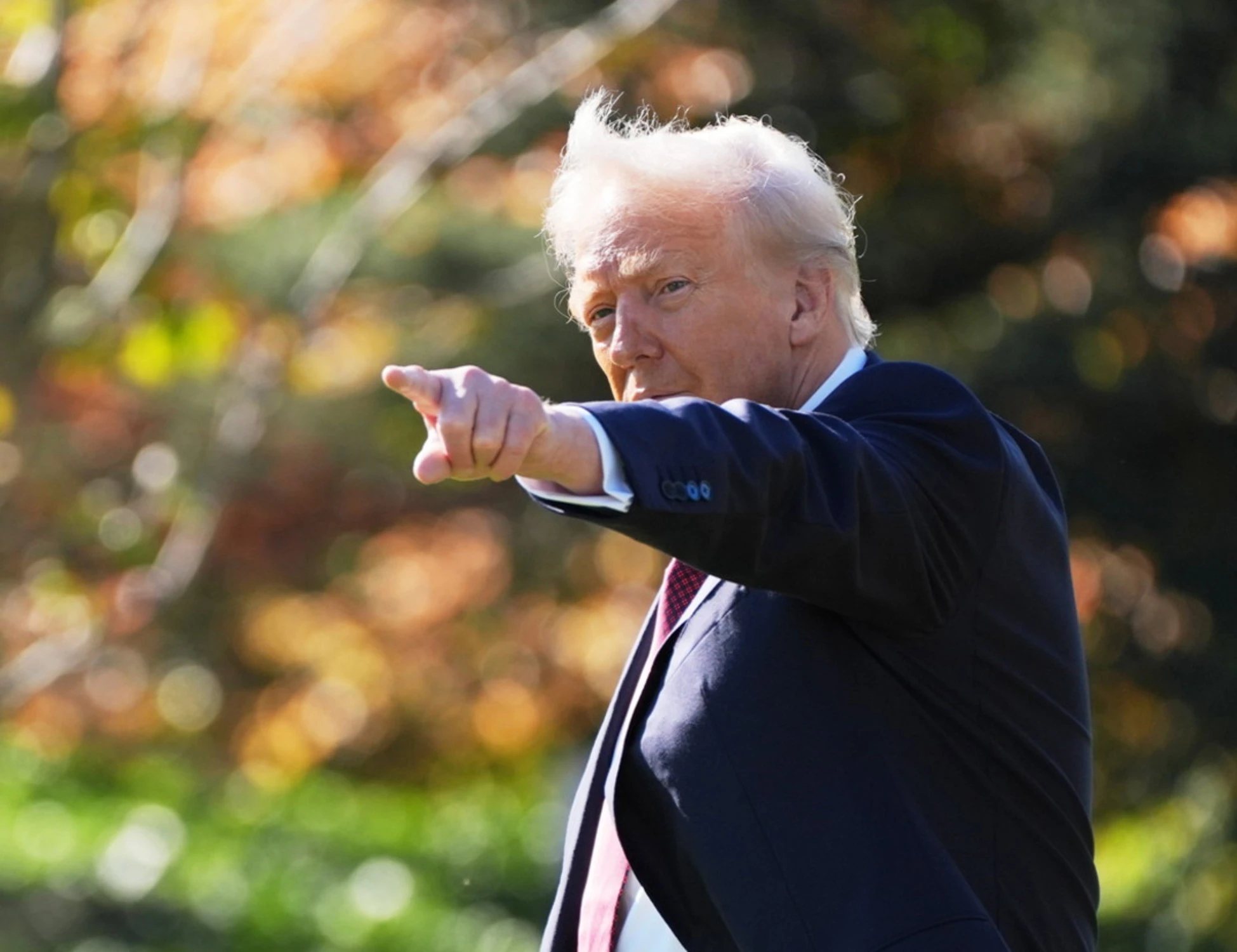 Donald Trump taglia le tasse sulle mance e riporta gli operai nelle fabbriche