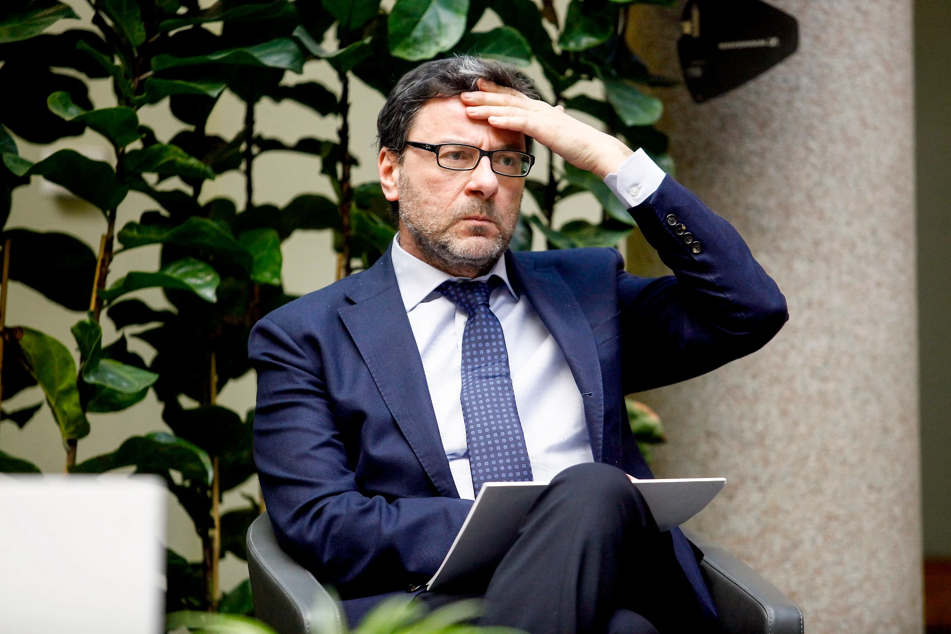 Giancarlo Giorgetti, l'avvertimento che salva la vita a Salvini: "Conflitto permanente ci danneggia"