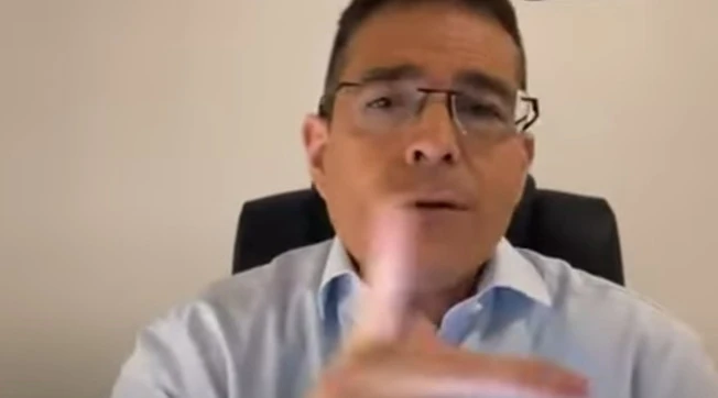 "La lingua di Bonelli e i capelli della Schlein". Cosa c'è davvero dietro la piazzata in aula su Almasri