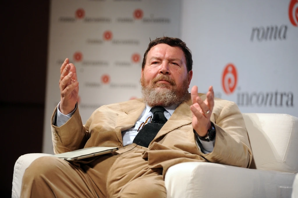 Beppe Grillo provoca Giuliano Ferrara: vince il premio Stercorario come "miglior" giornalista dell'anno