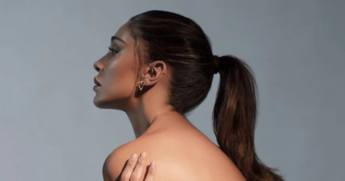 Belen Rodriguez oltre il topless: "curve nude" pericolosissime, Lato B coperto solo da un lembo di stoffa