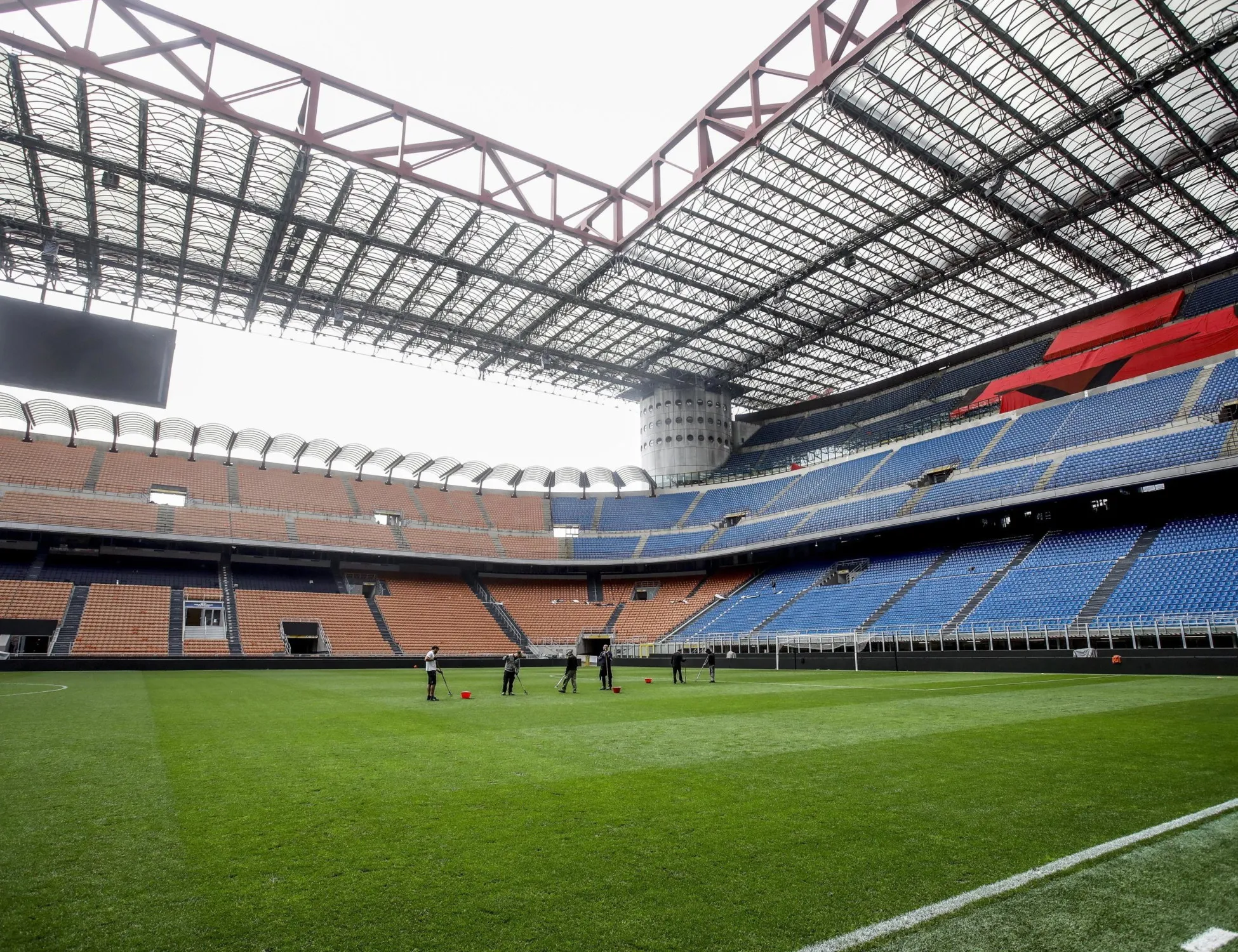 Leggi l'articolo: San Siro a Inter e Milan. Un minuto dopo piombano i pm