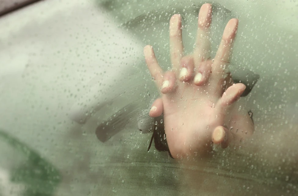 Sesso orale in auto davanti ai passanti in pieno giorno: due arrestati per atti osceni