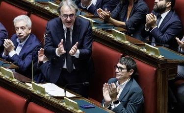 Meloni, Bonelli la insulta: "Cagnolino". E lei lo zittisce: "Restano le candele"