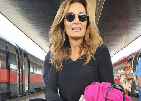 Alla lavagna, Eva Henger difende Luxuria e sbrana la Santanchè: "Aggiorna il cervello"