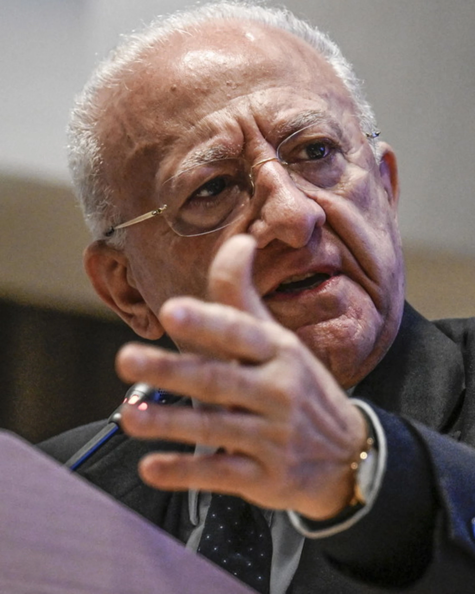 Vincenzo De Luca, la resa si avvicina: il biscotto che imbarazza la sinistra