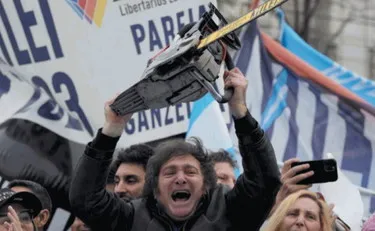 Ai compagni arrivano schiaffi da tutte le parti