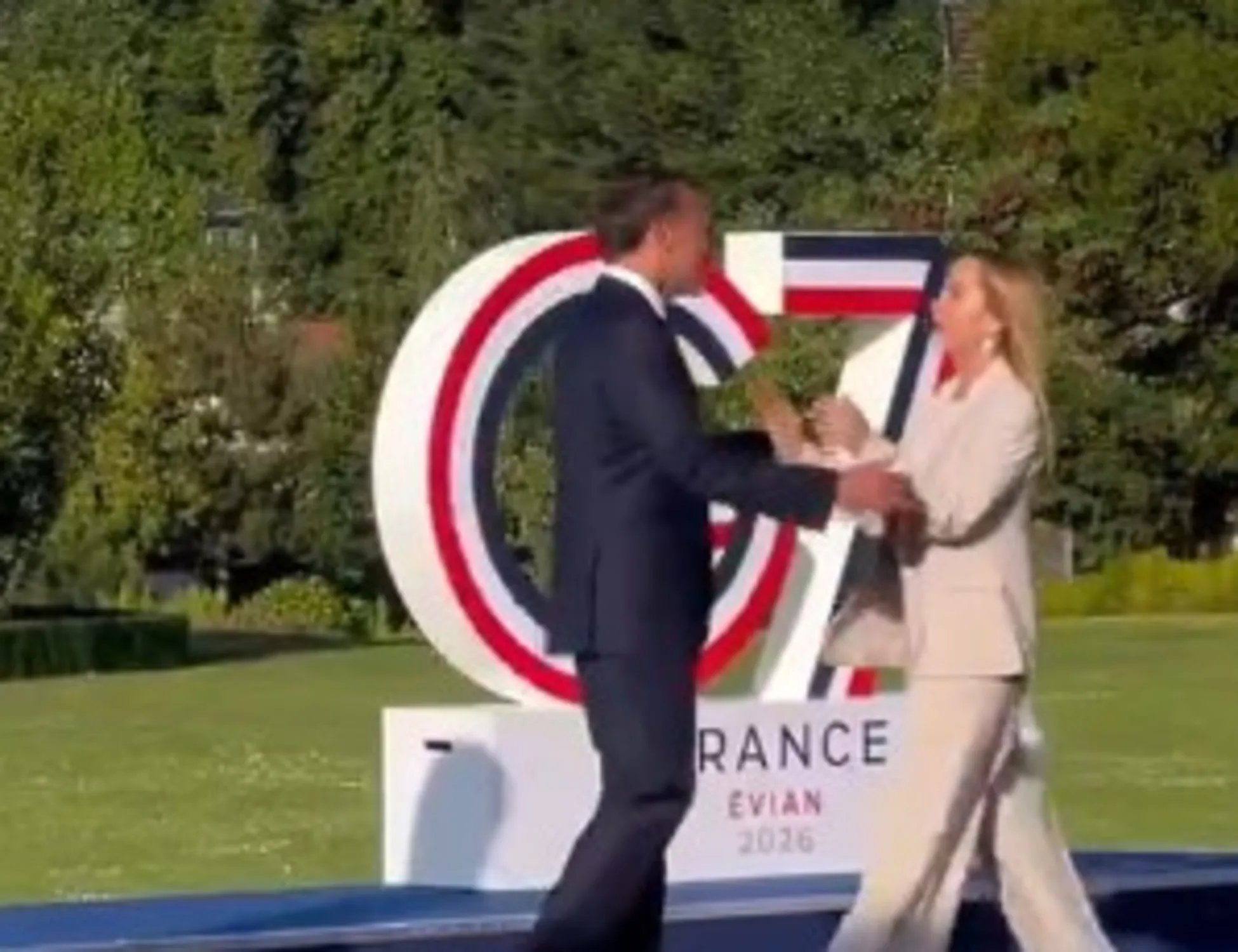 Attimi di sconcerto: con che brano Macron accoglie Meloni