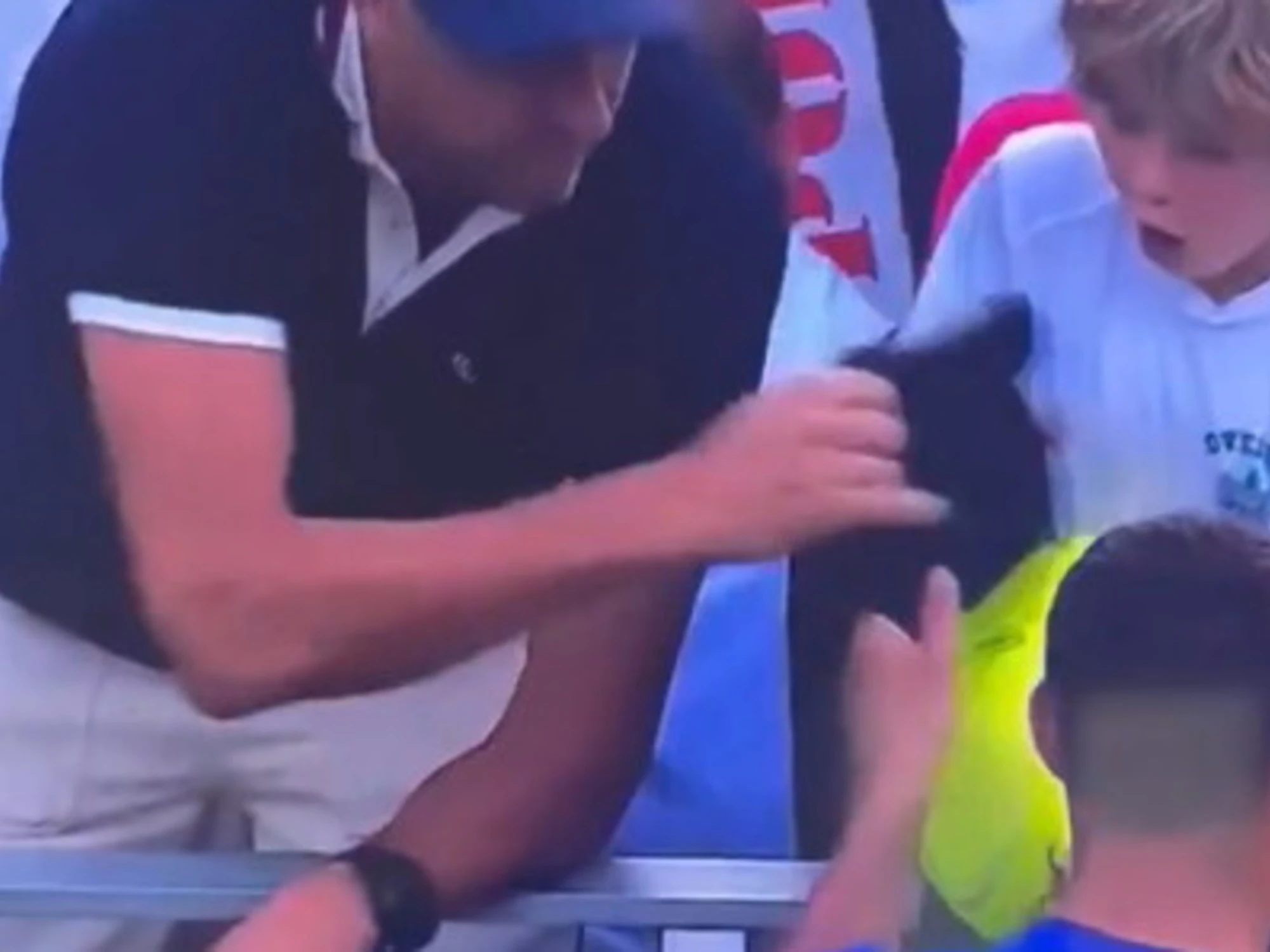 Us Open, ruba il cappello a un bimbo: figuraccia mondiale