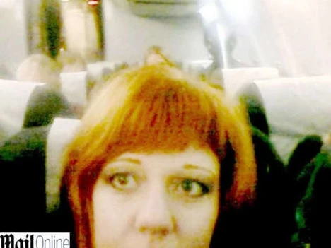 Si fa un selfie prima del decollo dell'aereoma dietro di lei c'è qualcosa di terrificante