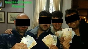 Piacenza, i Carabinieri-banditi: "Non ha più denti", "Lo abbiamo ucciso", pestato pure il venditore di auto. Dettagli-choc