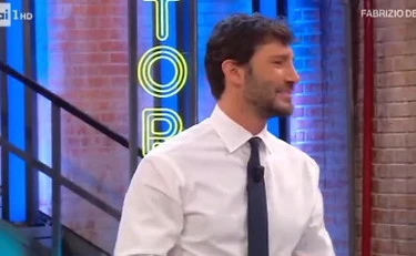 Affari Tuoi, Stefano De Martino 'sbotta': "Non ce n'è uno normale". Chi è il nuovo pacchista