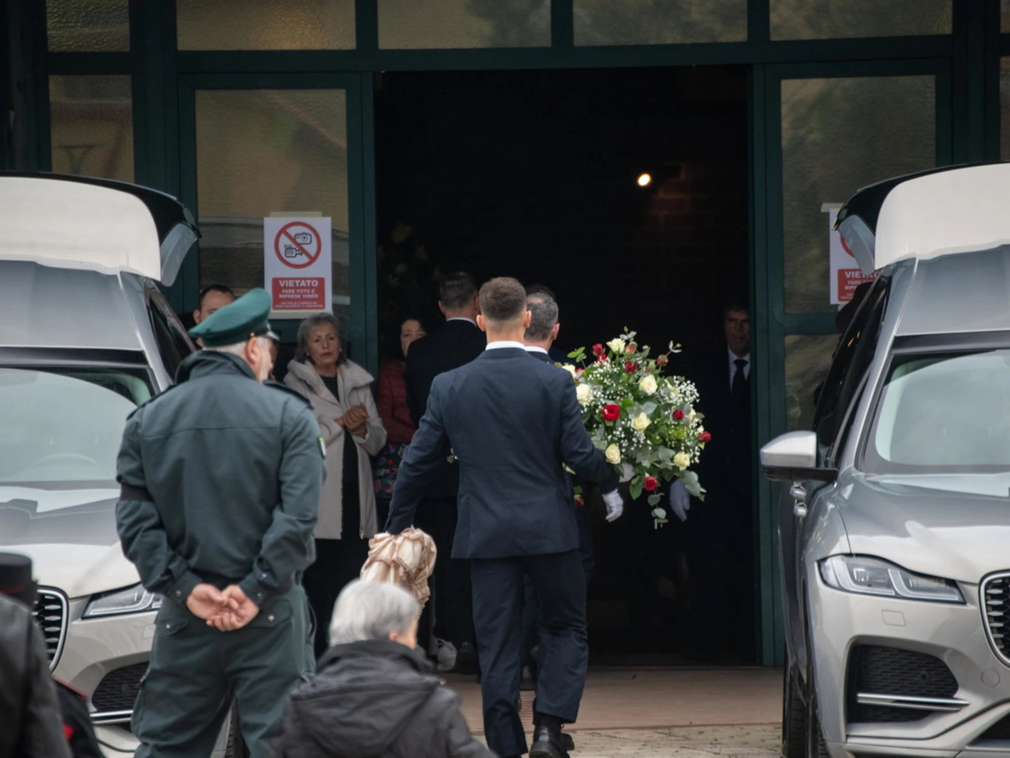 Anguillara Sabazia, il dettaglio sulla bara dei Carlomagno: tensione ai funerali