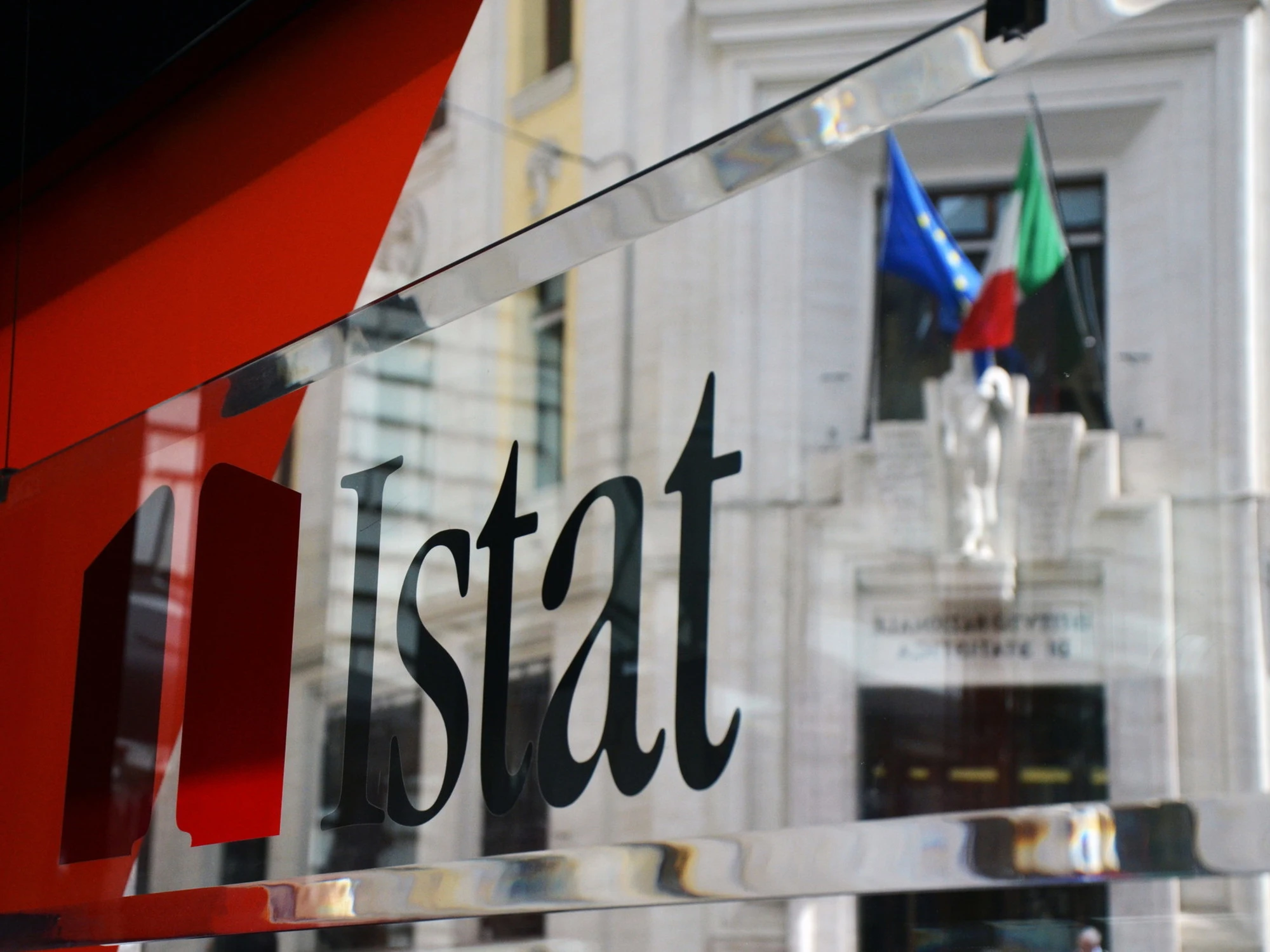Istat, altra botta ai gufi: pil in crescita dello 0,7% nel 2026 e 2027