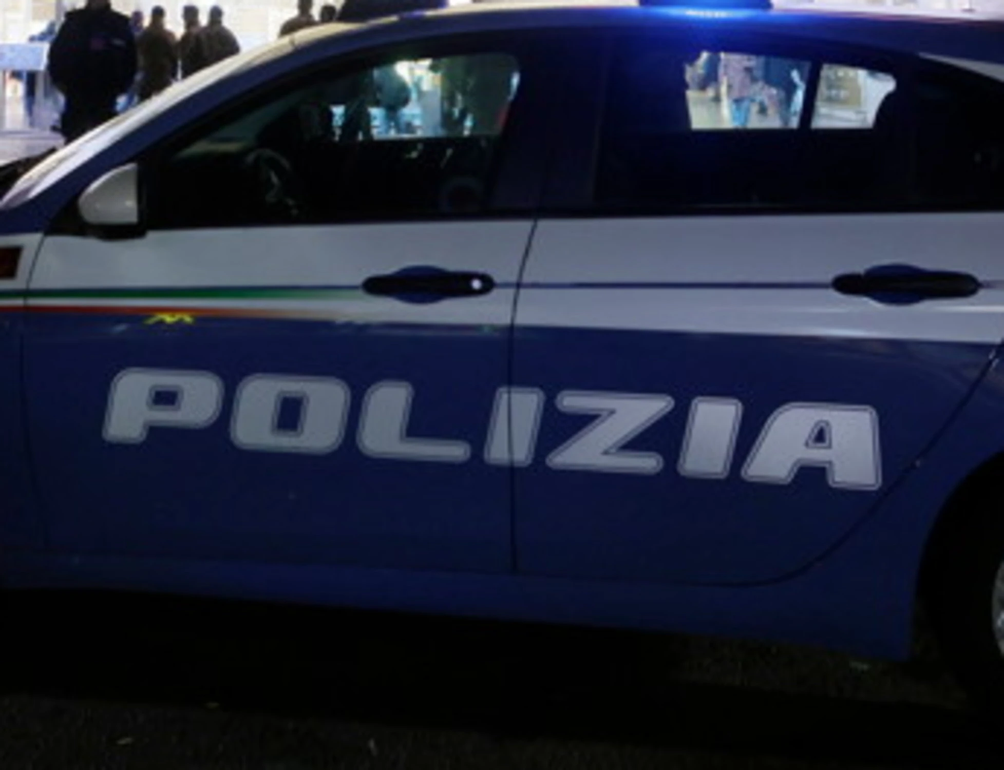 Palermo, pietre, sedie e spranghe di ferro contro la Polizia per impedire due arresti