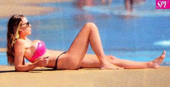 Ilary Blasi regina a Sabaudia, ma occhio al seno: c'è qualcosa che proprio non torna