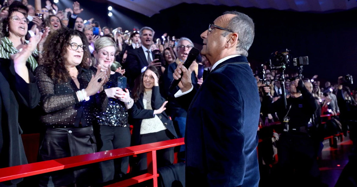 Sanremo 2025, Carlo Conti sbotta in platea: "Ecco hanno finito adesso", il fuori onda