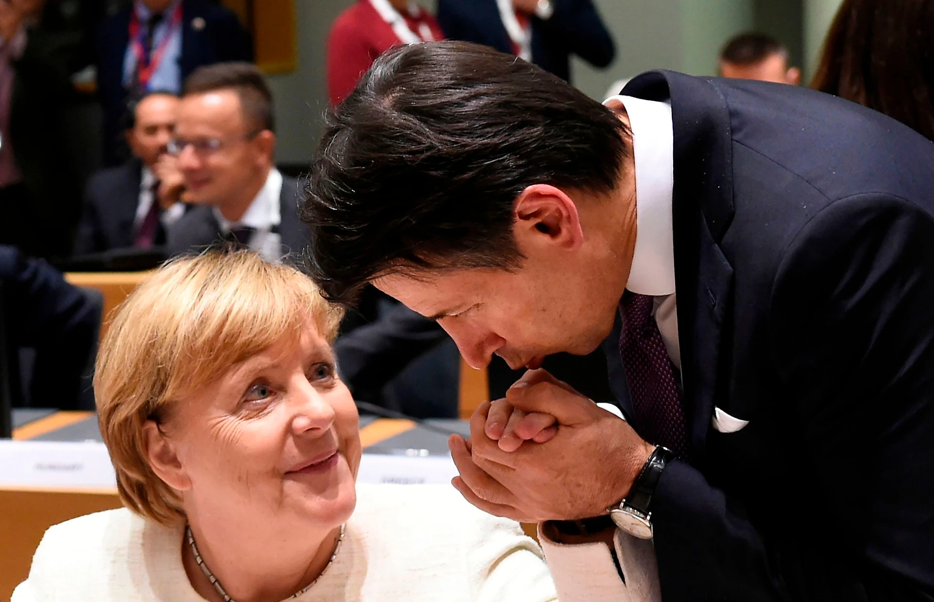 Giuseppe Conte, il retroscena sul vertice con Angela Merkel: premier zerbino con Berlino