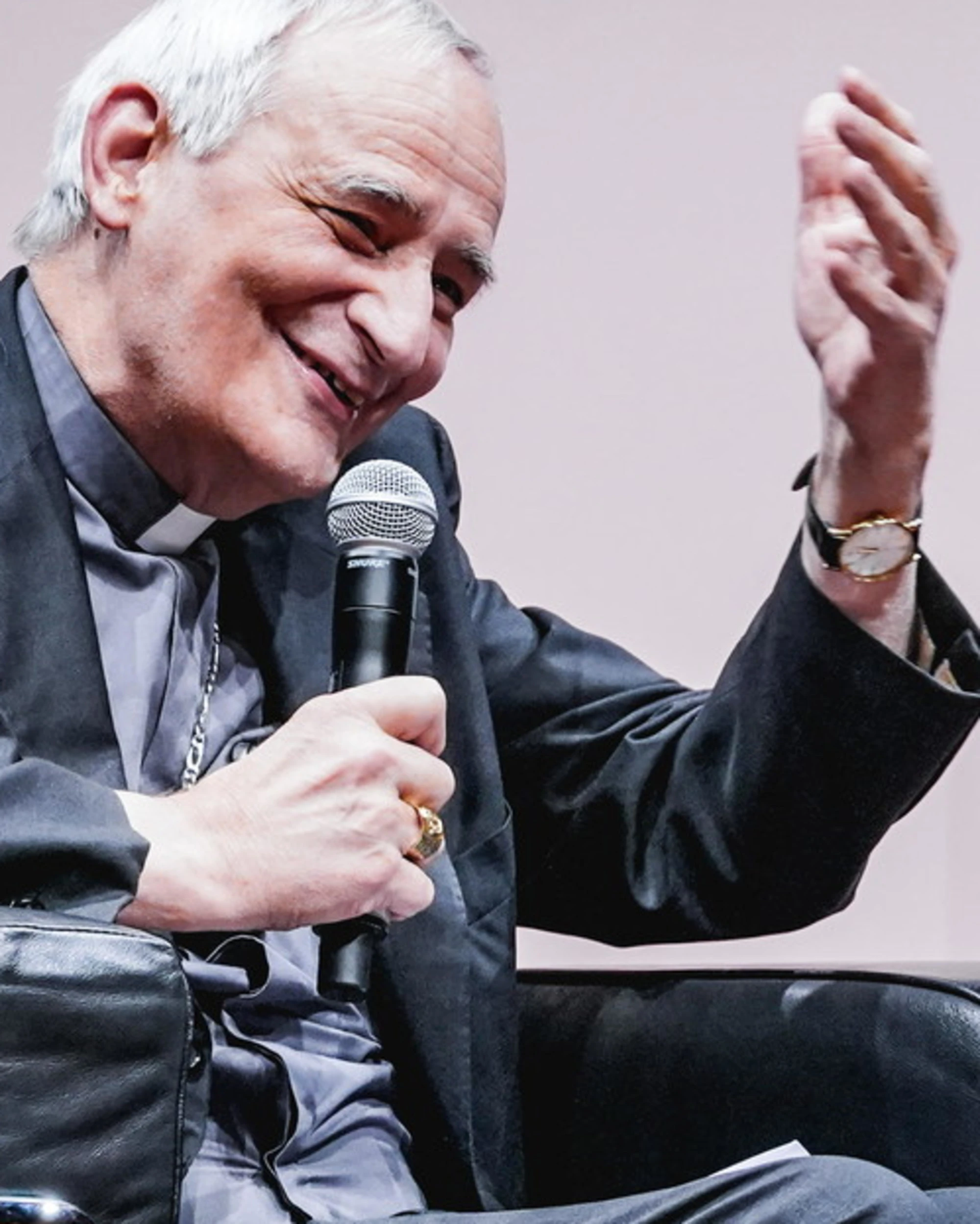 Il cardinale Zuppi, "avrei fatto come nel film": sconcerto al Salone del libro