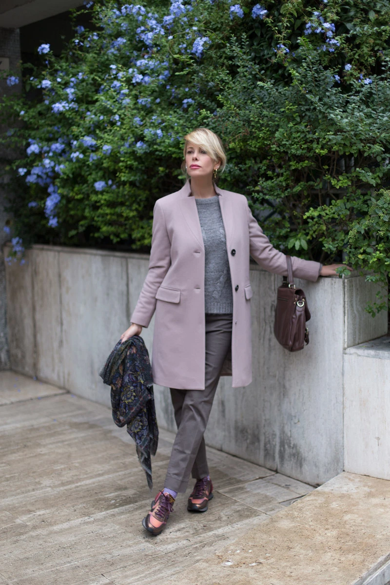 Maglione da suora e scarpe ortopediche: l'imbarazzante look di Alessia Marcuzzi