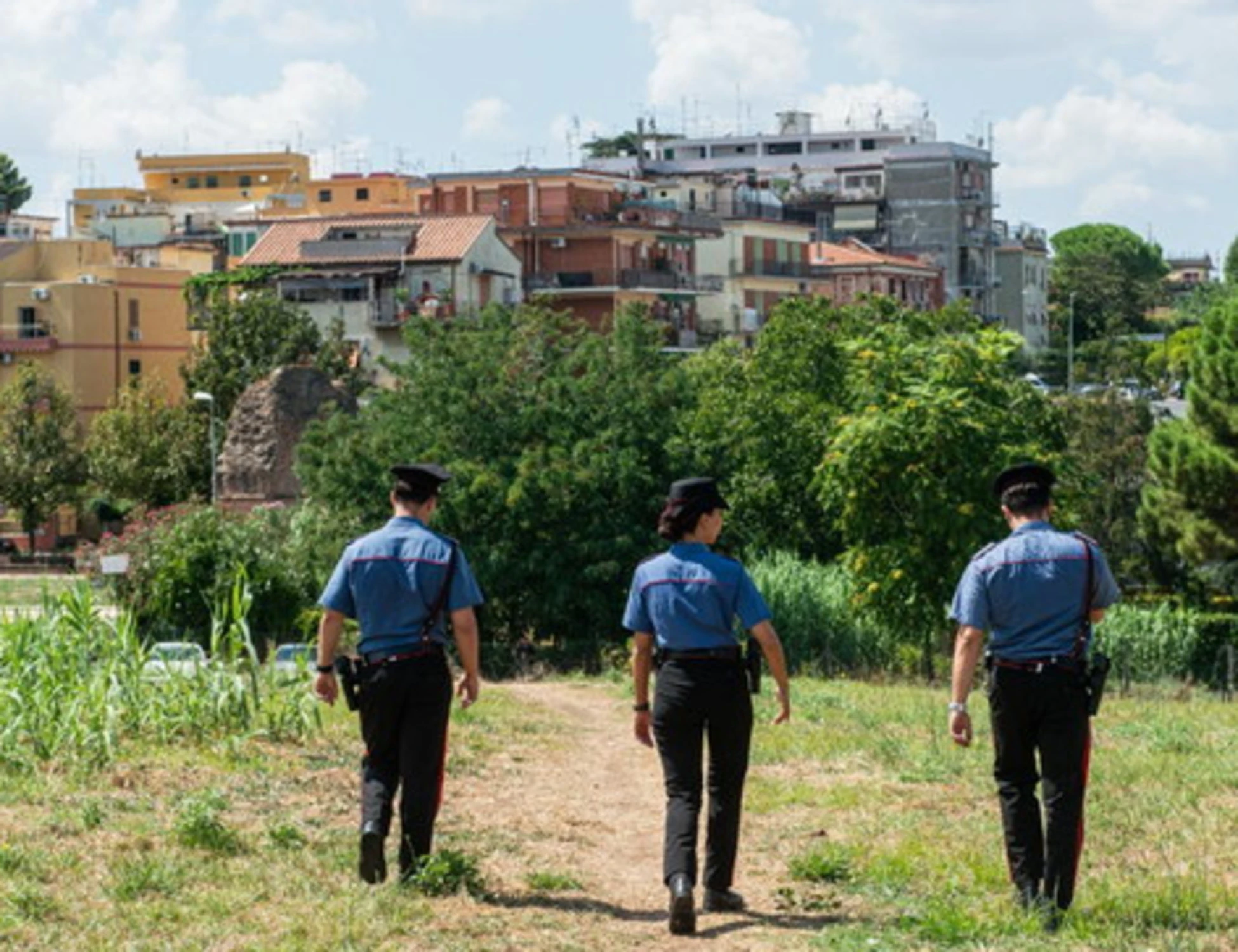 Roma, stuprata al parco davanti al fidanzato: l'orrore di 3 africani