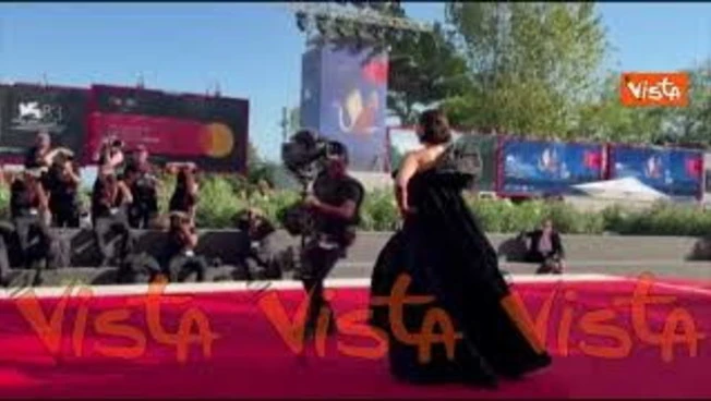 Venezia 83, la Presidente della Giuria Maggie Gyllenhaal sfila con uno scenografico abito nero