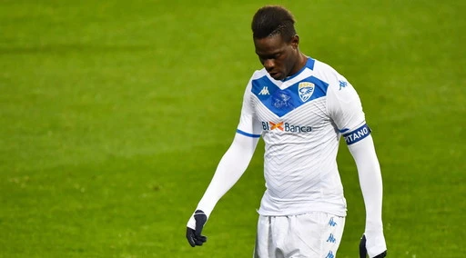 Mario Balotelli licenziato e umiliato: "Tu qui non entri", il Brescia gli vieta di allenarsi coi compagni