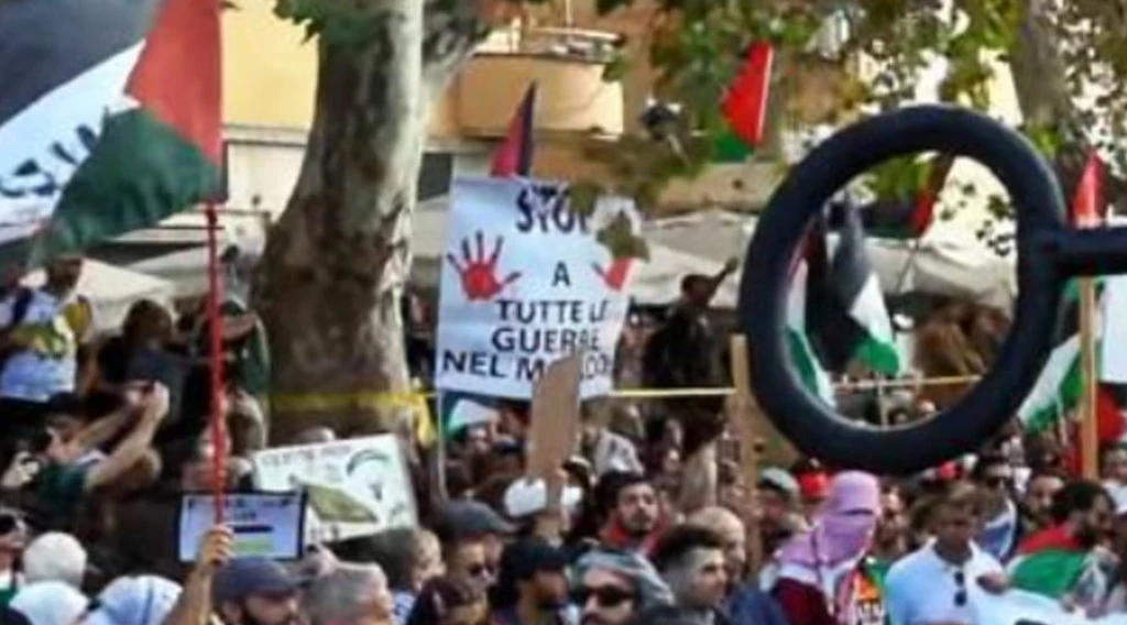 Roma, orrore contro Meloni al corteo pro-Palestina: "Nuova Norimberga"