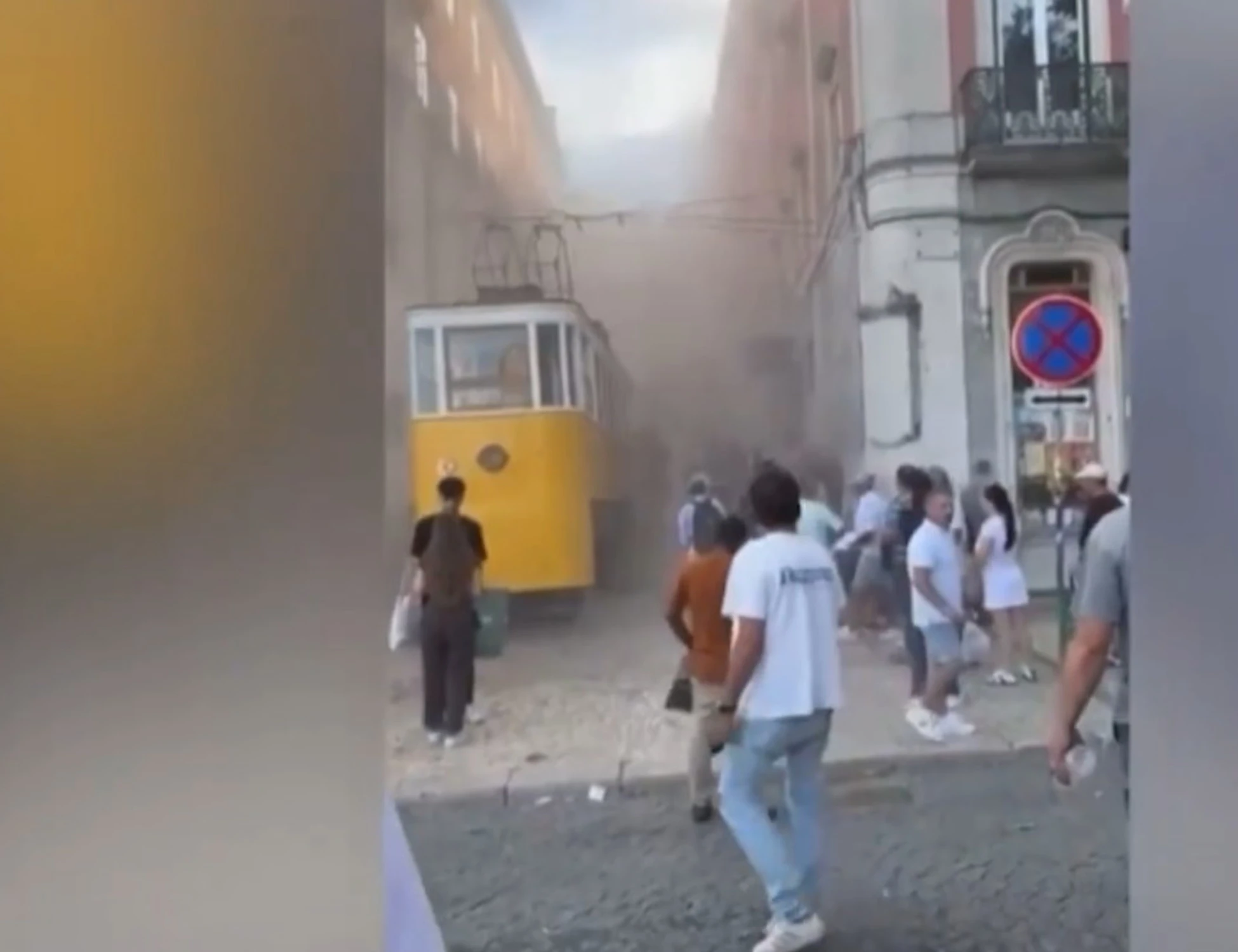 Lisbona, la funicolare Gloria deraglia: è una strage