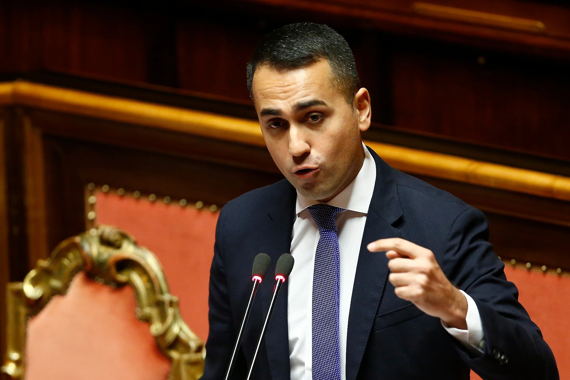 Luigi Di Maio si auto-elogia: "I politici guardano alle elezioni, gli statisti alle prossime generazioni"