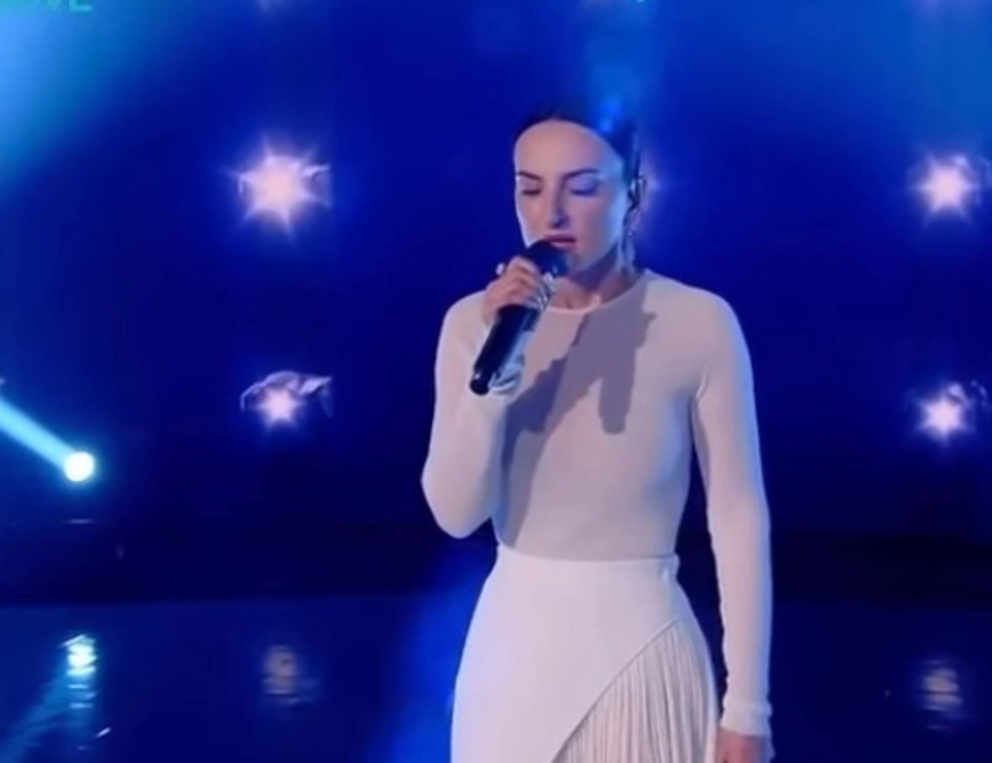 Arisa torna a Sanremo e difende Laura Pausini sull'inno