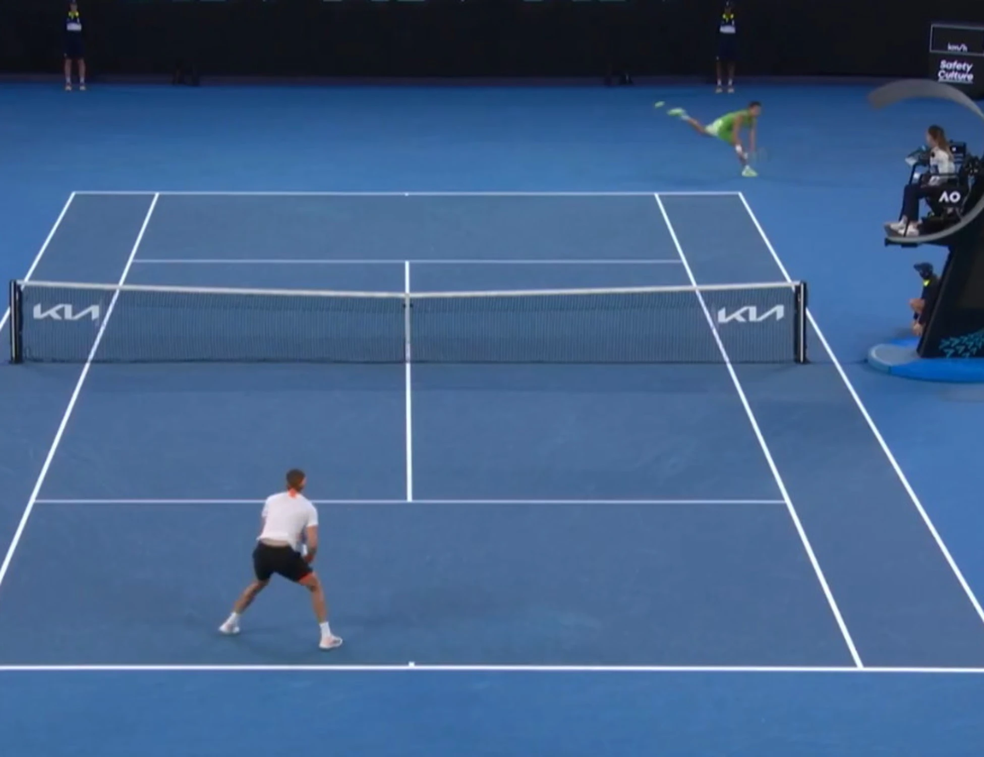 Alcaraz batte Zverev e va in finale agli Australia Open: dramma in campo, l'ultimo clamoroso punto