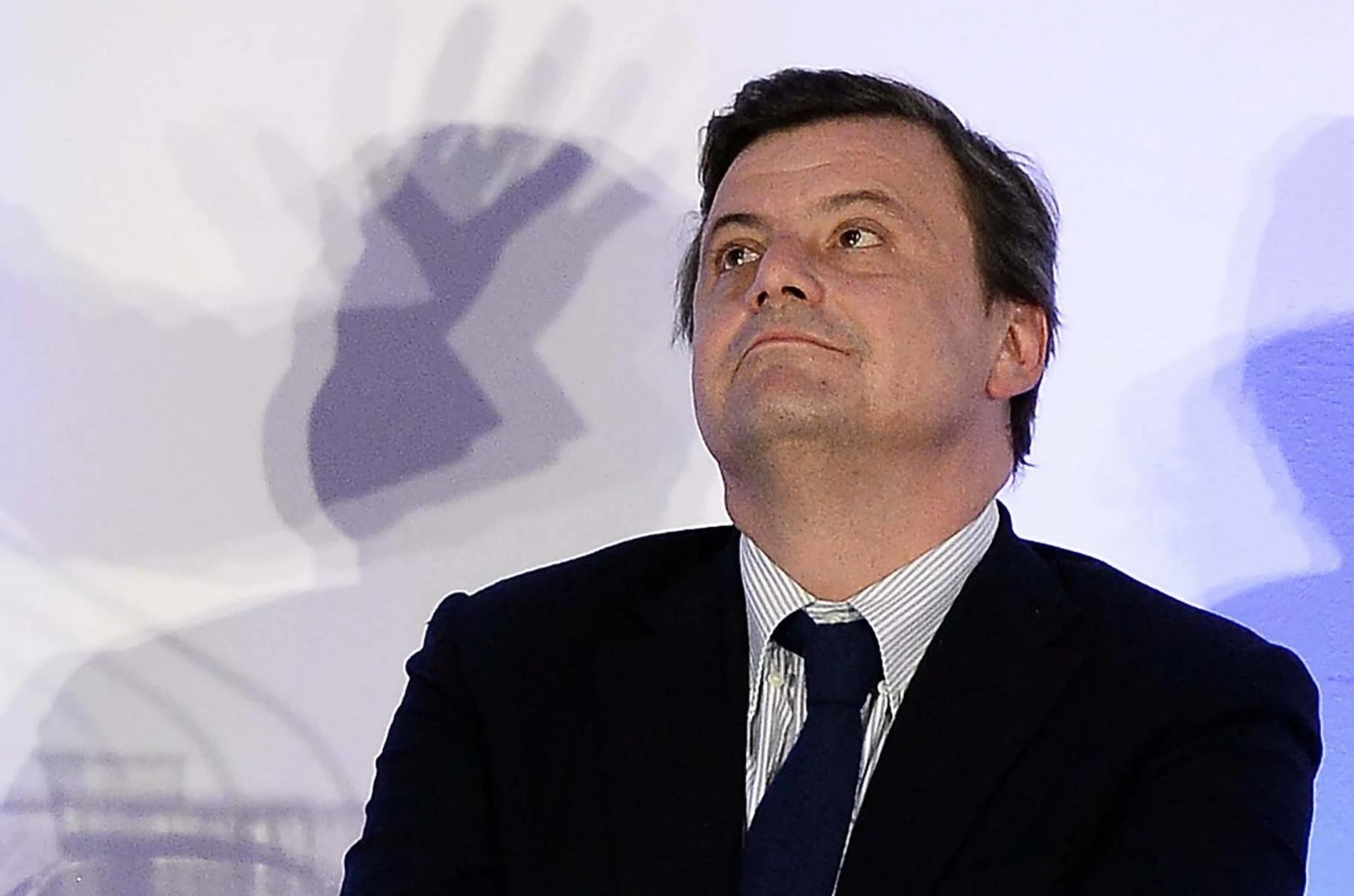 Carlo Calenda massacrato da Fulvio Abbate: "Uno spermatozoo d'oro dei Parioli"