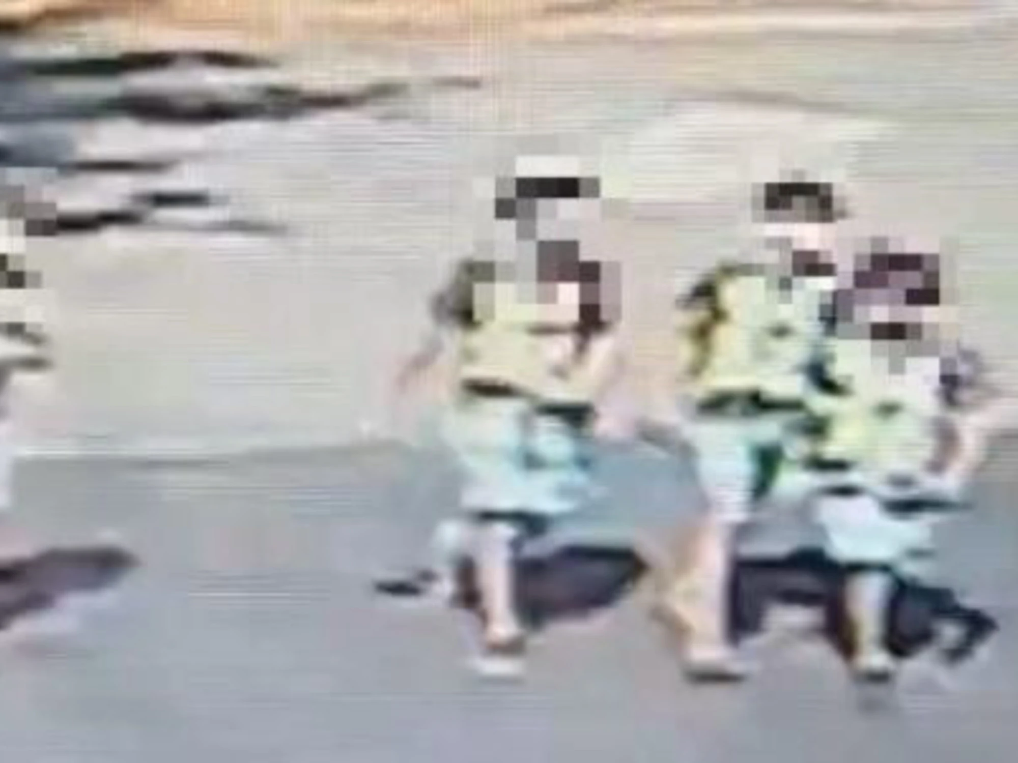 Milano, l'auto sbanda, poi l'impatto e la fuga dei rom: il frame dopo l'incidente