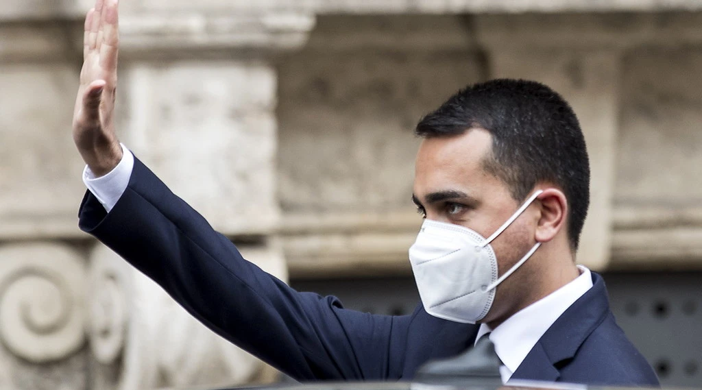 Luigi Di Maio, abbronzatura imbarazzante all'incontro con il ministro cinese: "Neanche Carlo Conti"