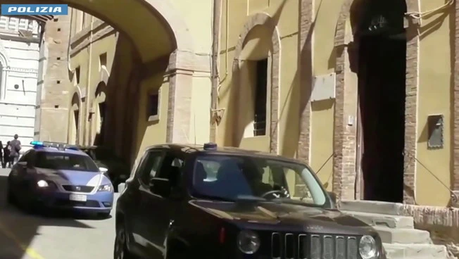 Scritte contro la Polizia di Stato e la Premier a Siena, denunciato 24enne