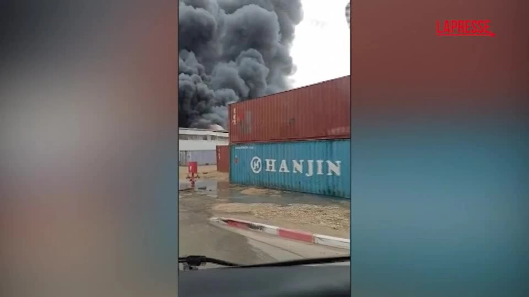 Israele, colonna di fumo nero in un sito industriale colpito da un frammento di missile