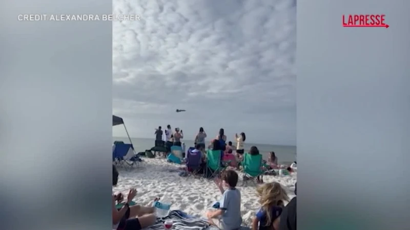 Florida, jet della Marina "sfiora" i bagnanti sulla spiaggia e fa volare via sedie e tende