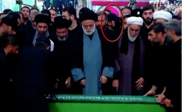 Iran, il mistero ai funerali di Khamenei: "L'uomo col berretto e la maschera"