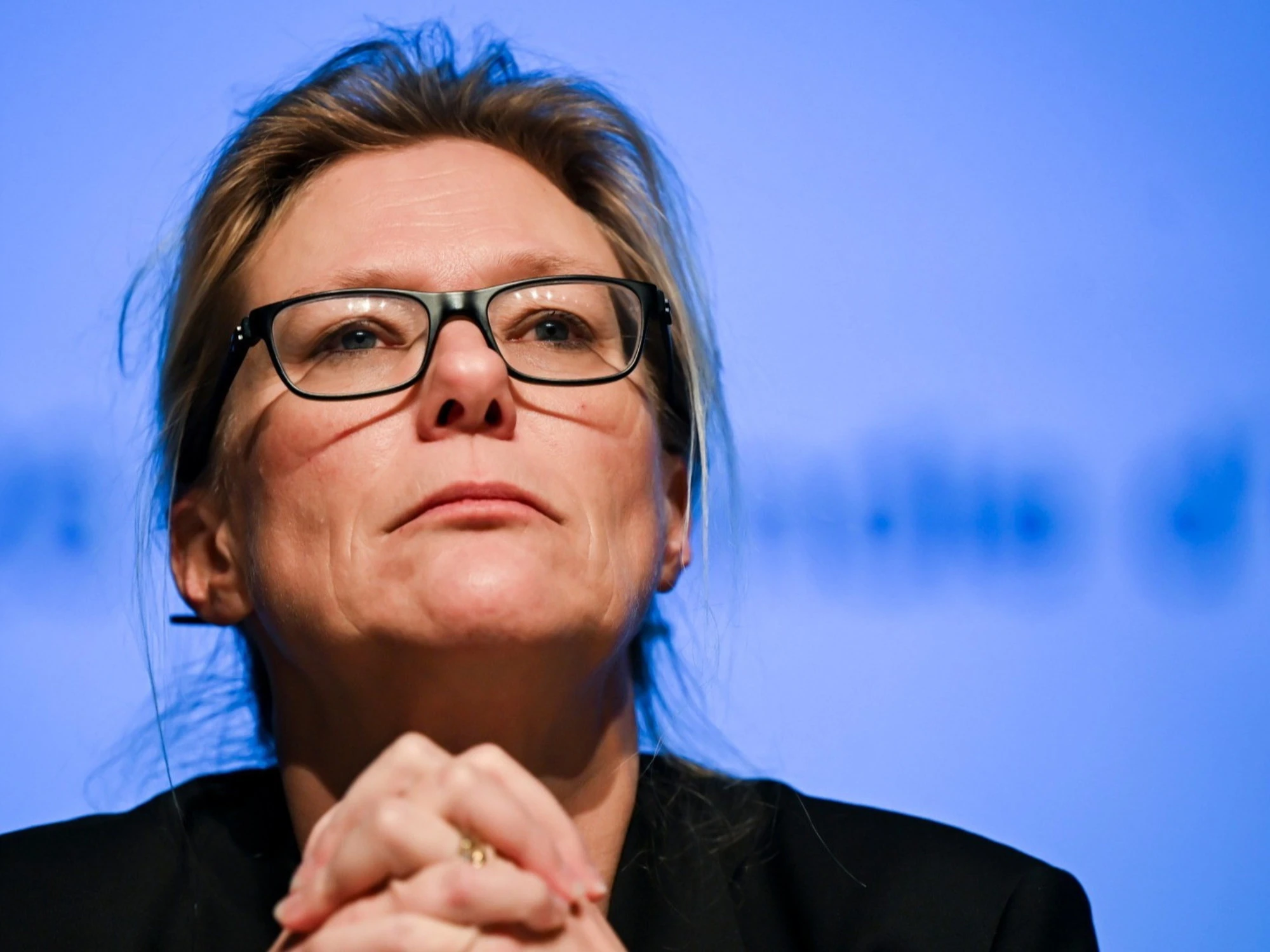 Crans-Montana, bufera sulla pm: "Lasci subito le indagini", cosa si è scoperto